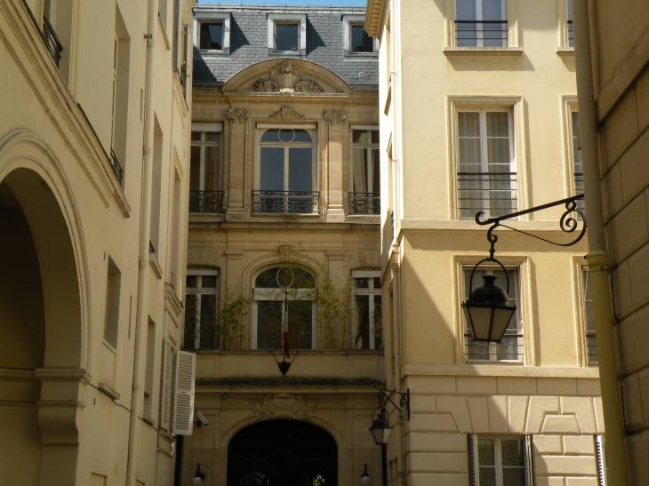  immeubles sur cour intérieure , 40, rue du Bac